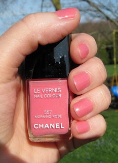 suppe Konkret midt i intetsteds Chanel Morning Rose Le Vernis Nail Colour 557 Review and Swatches